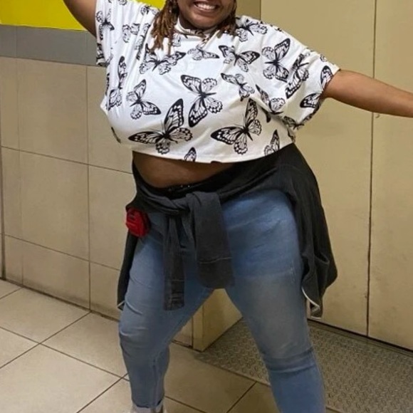 🦋 PLUS Crop Tee 🦋 - Picture 5 of 7